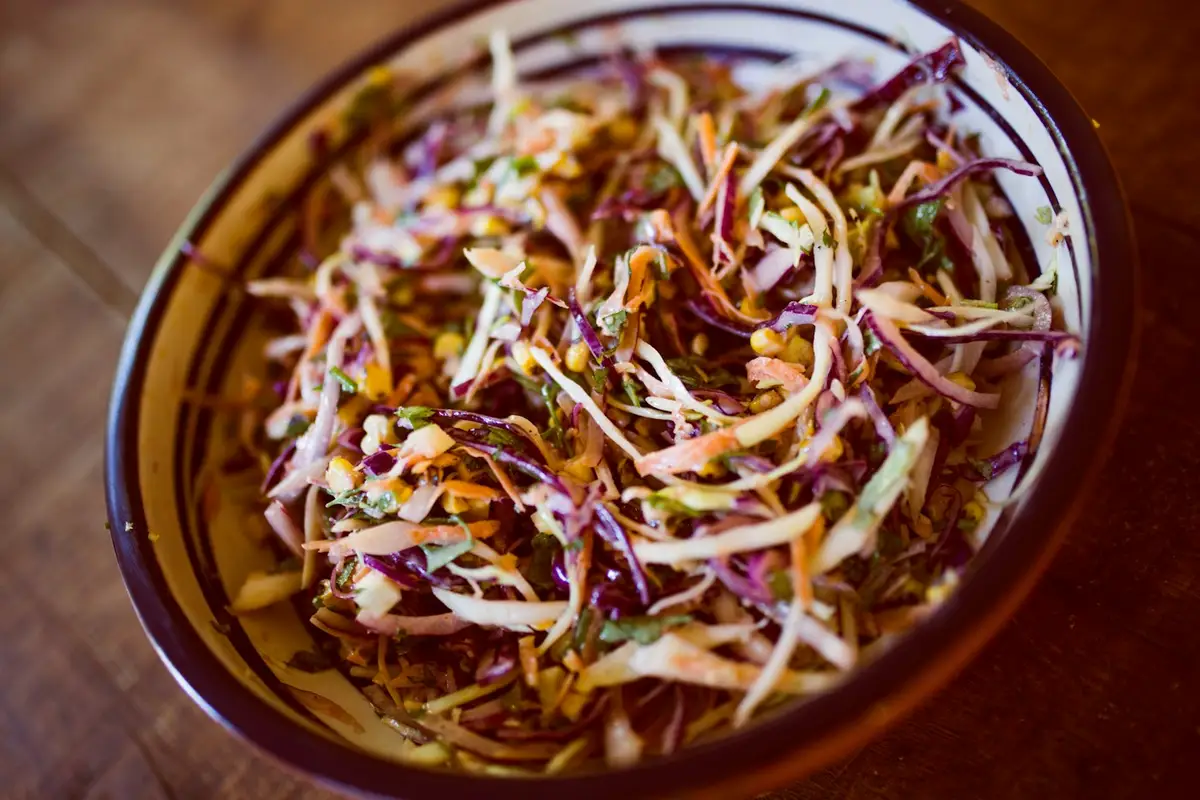 Imagem ilustrativa: coleslaw leve com iogurte