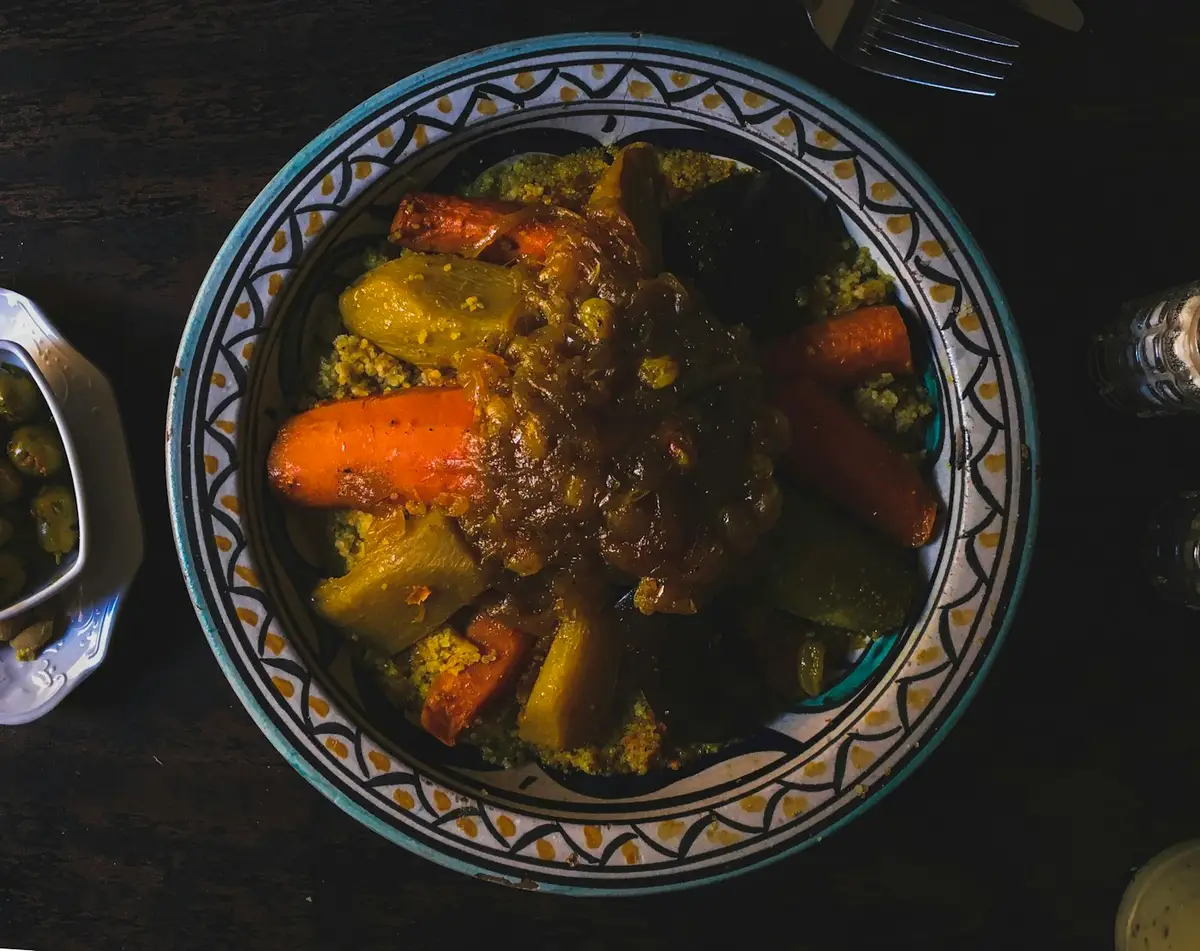 Imagem ilustrativa: cuscuz marroquino com legumes assados