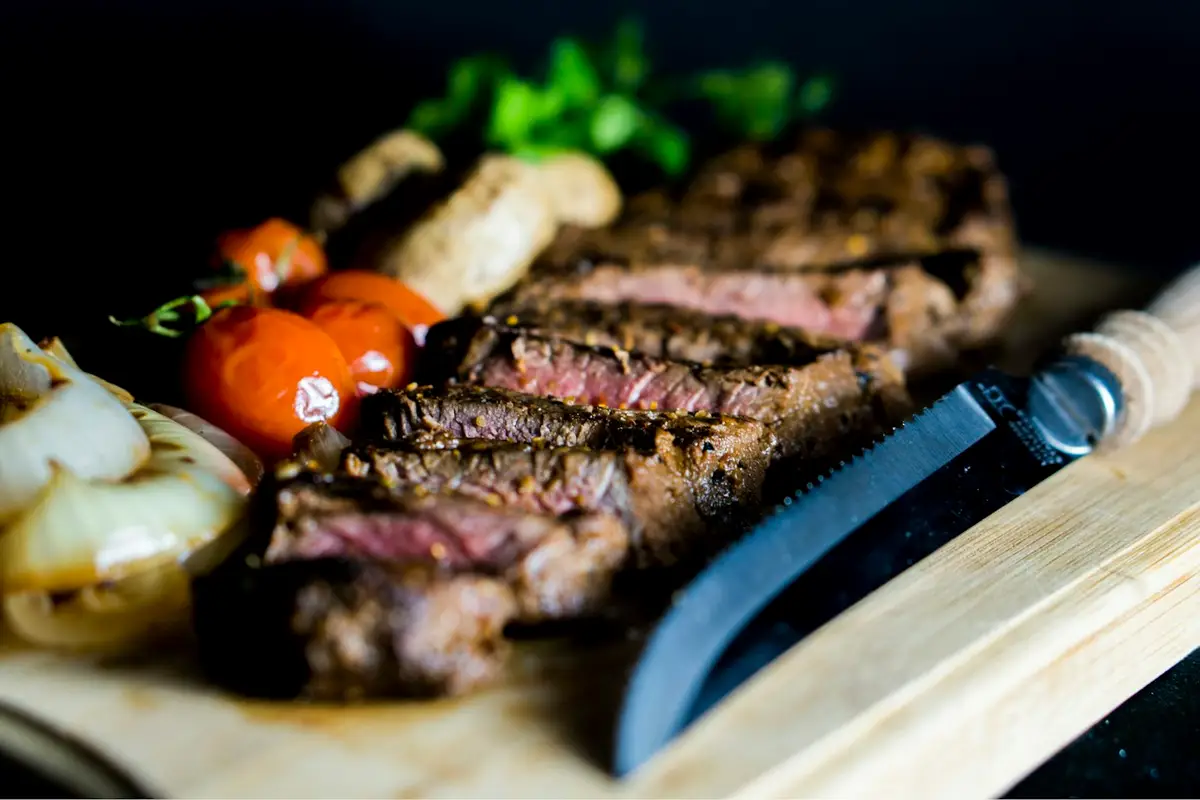 Imagem ilustrativa: bife acebolado na airfryer