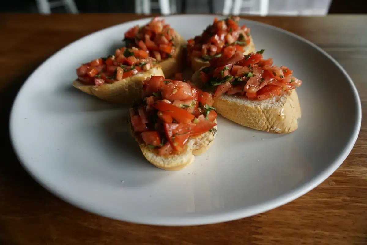 Imagem ilustrativa: bruschetta de tomate na airfryer