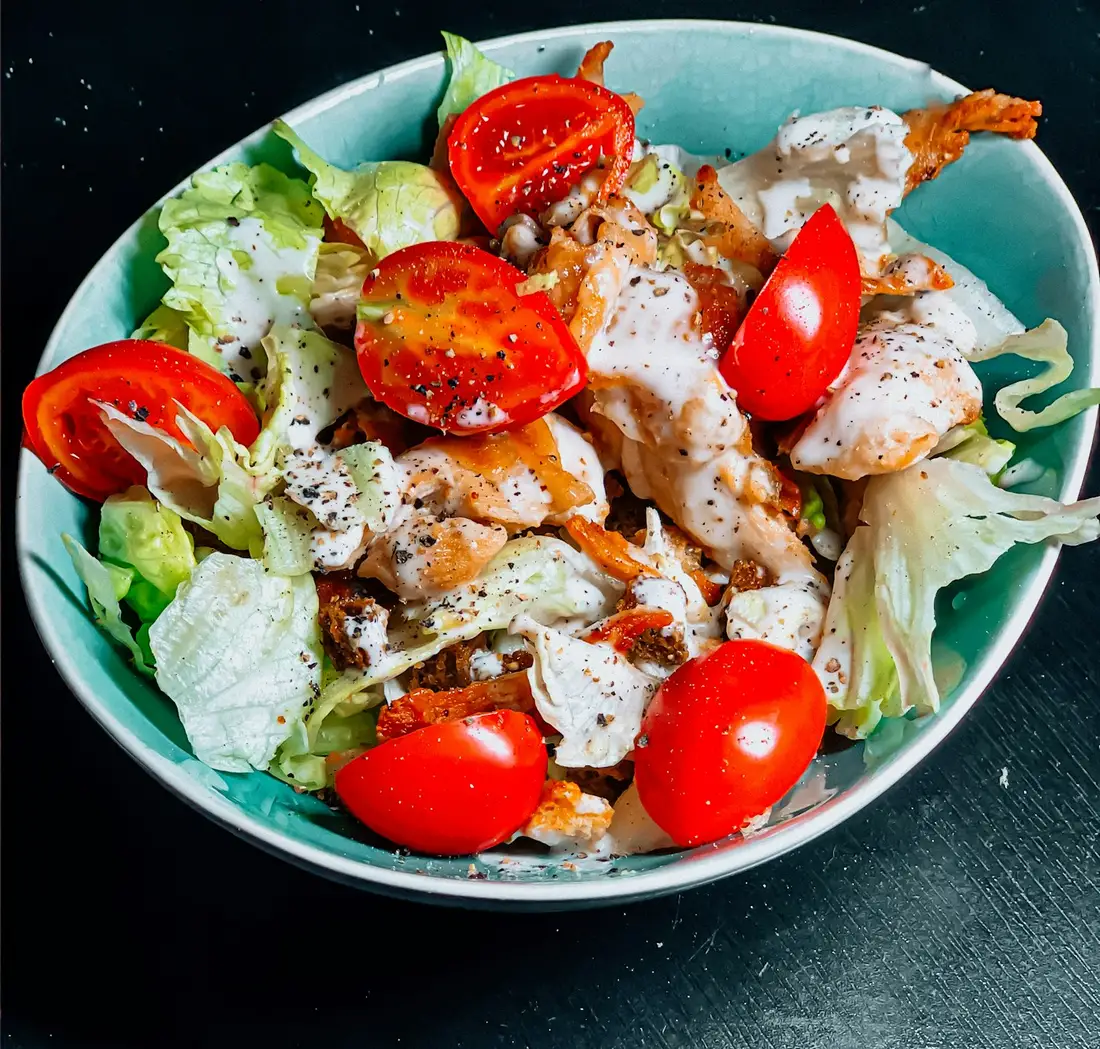 Imagem ilustrativa: salada cobb leve com frango grelhado