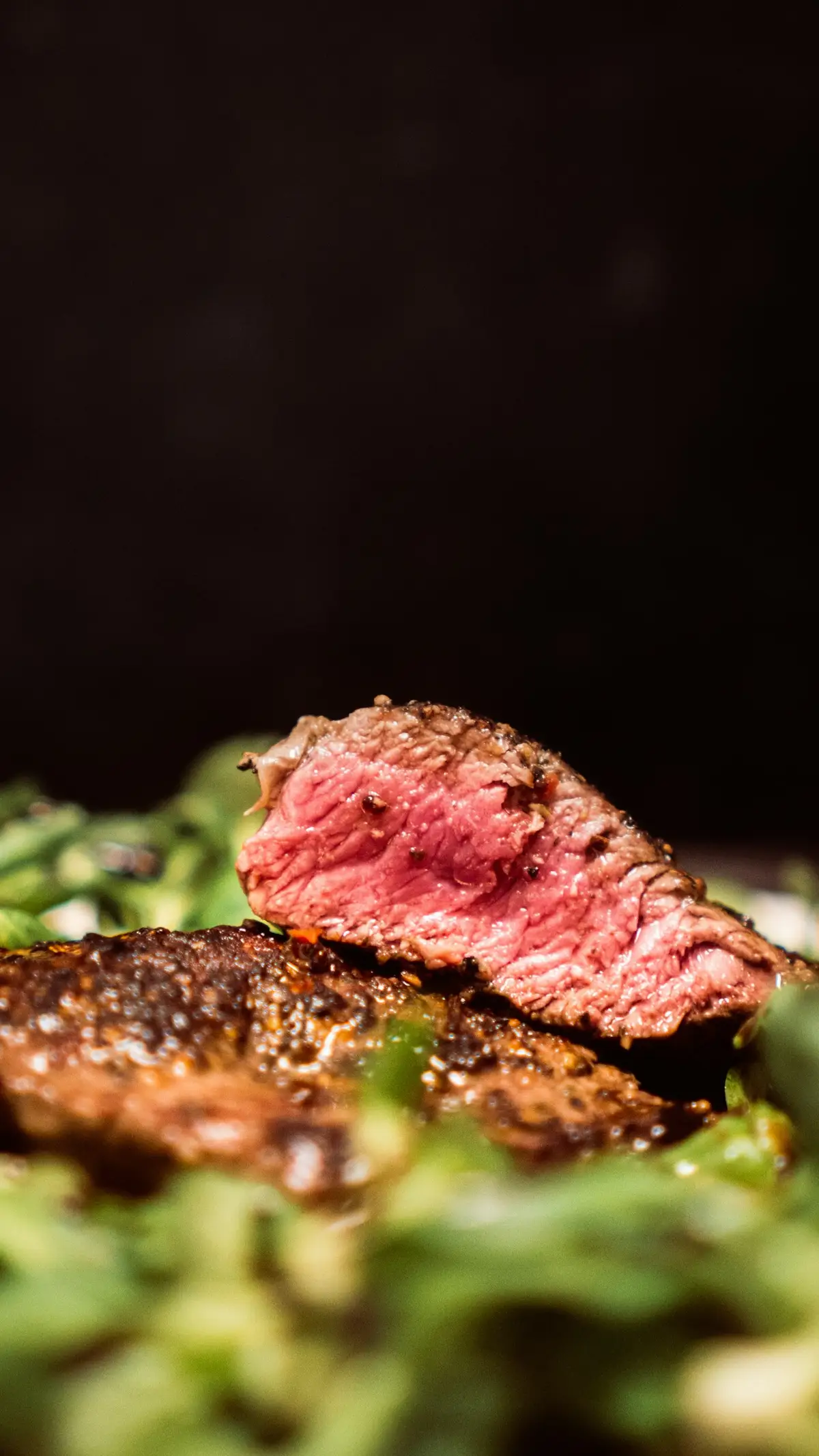 Imagem ilustrativa: bife ancho grelhado com salada