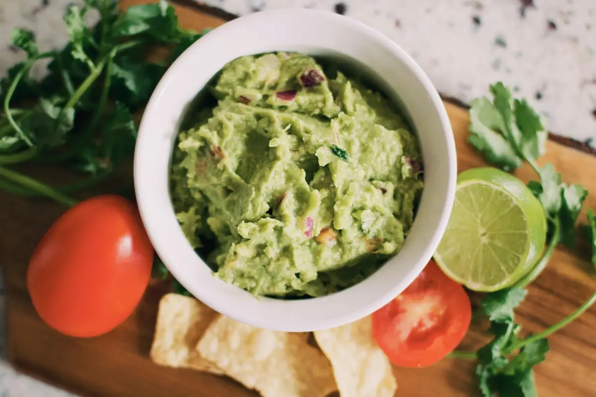 Imagem ilustrativa: guacamole caseiro tradicional