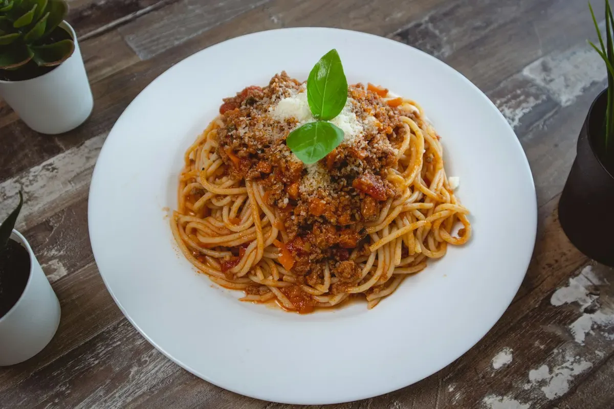Prato de espaguete com molho de tomate e manjericão