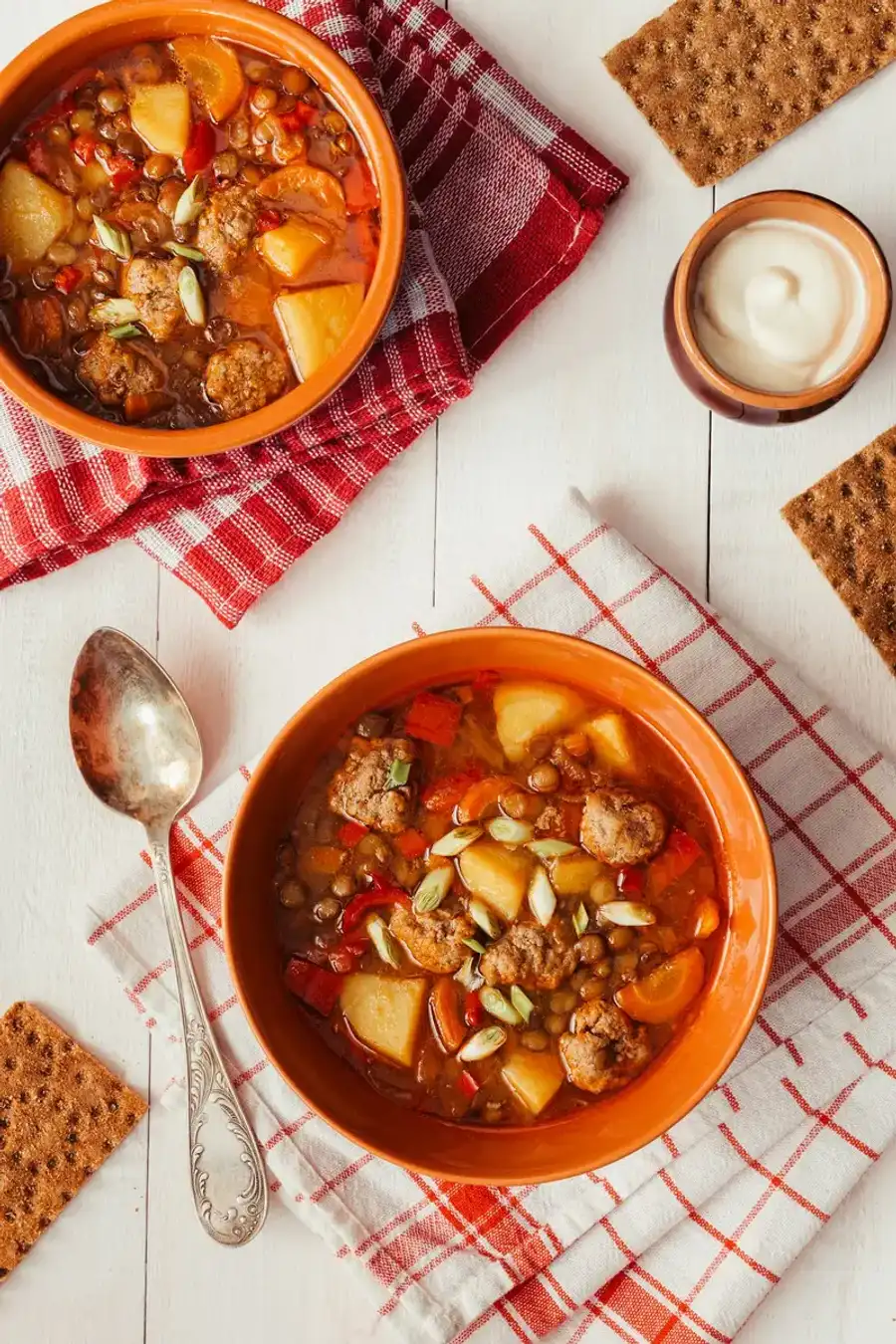 Imagem ilustrativa: guiso de lentejas leve com legumes
