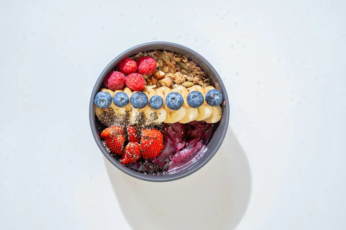 Imagem ilustrativa: açaí bowl sem açúcar com banana e morango