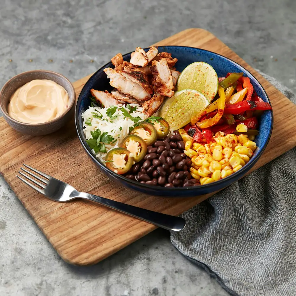 Imagem ilustrativa: burrito bowl de frango para marmita