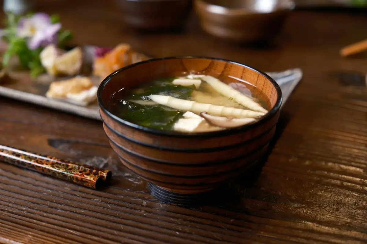 Imagem ilustrativa: sopa de missô com tofu e legumes