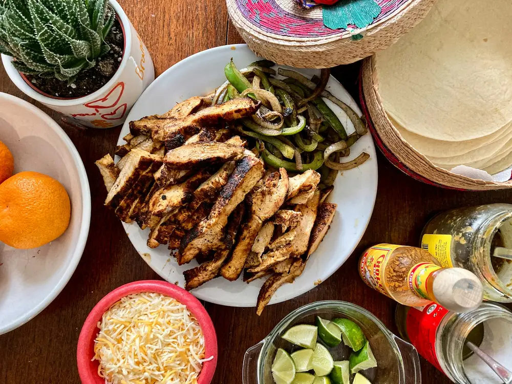 Imagem ilustrativa: fajitas de frango na airfryer