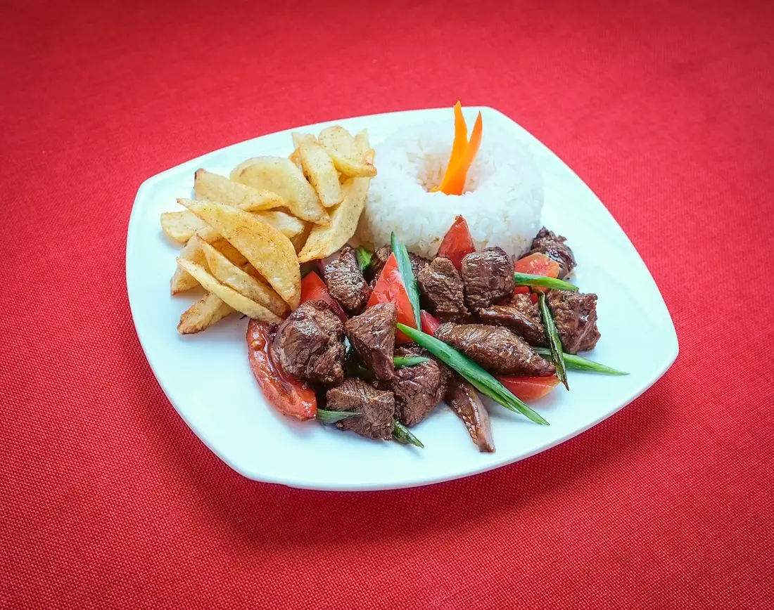 Imagem ilustrativa: lomo saltado leve com batata assada