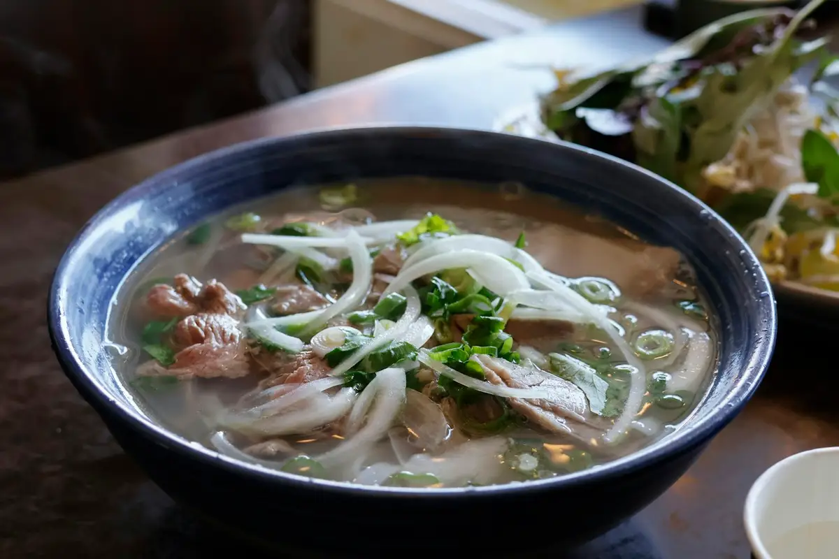 Imagem ilustrativa: phở de frango leve